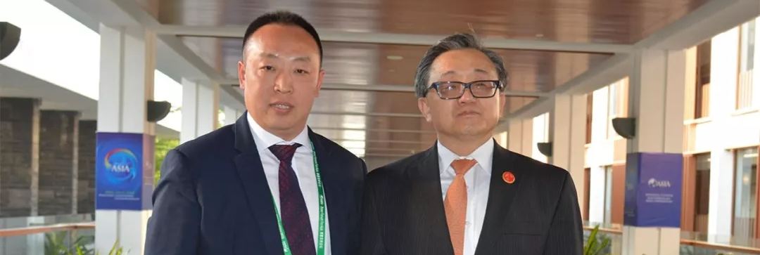 日逼视频网站论坛联合国副秘书长刘振民和赵章栓会长在博鳌亚洲论坛亲切交"